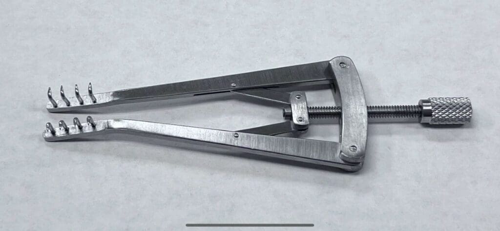 ALM RETRACTOR SHARP 4X4 2 3/4"