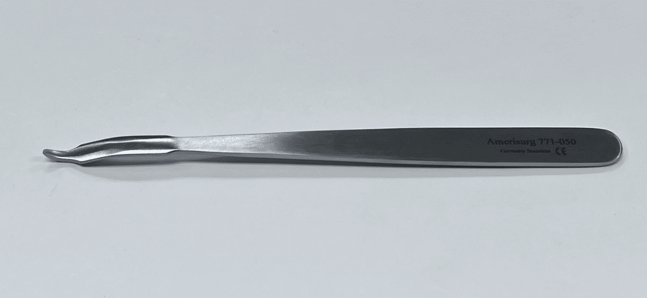 Hohmann retractor, mini with white background