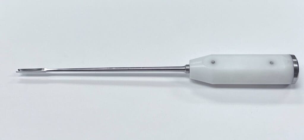A MORELAND TYPE CEMENT SPLITTING OSTEOTOME, 5mm on a white surface.